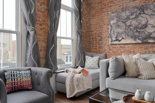 Millersburg Apartment | Chic Dowtown Escape-walk to shops & dining - OH Amish country