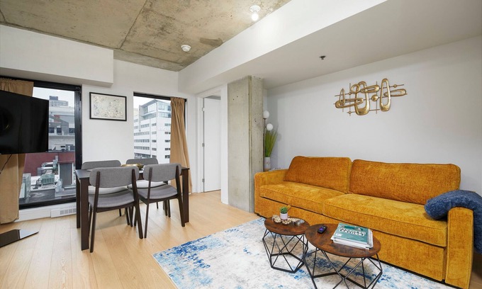Quartier des Spectacles House | Chic Hideaway - Downtown Hotspot
