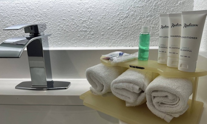 Schaumburg Hotel | Chic hotel with WiFi, fitness room, AC in lovely Schaumburg
