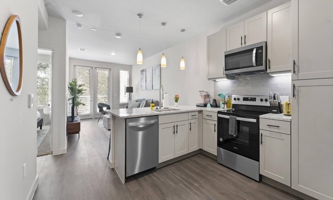 Windsor Park Apartment | Chic King Bed 1BR Suite 5 Min to DT
