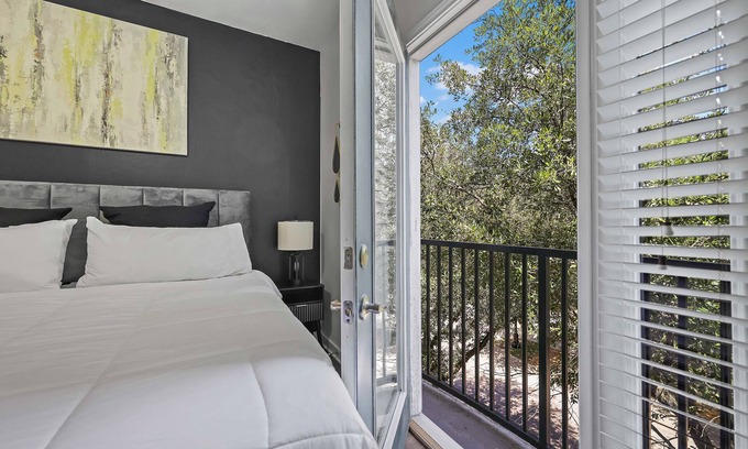 The Colony House | Chic King Bed Townhome Retreat with Pools and two car garage, Gym, Pickleball Ct
