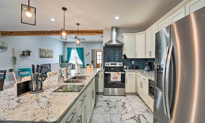 Downtown Memphis Cottage | Chic Memphis Home w/Deck ~ 2 Mi to Dtwn!