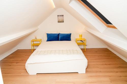 Bloemekenswijk Apartment | Chic & Modern 1BR & 1LR Apt, 12 Min Walk to Rabot