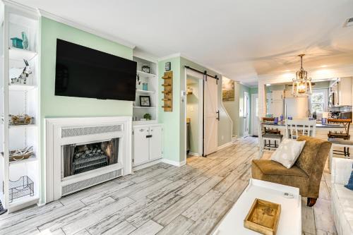 Murrells Inlet House | Chic Murrells Inlet Getaway about 2 Mi to Marsh Walk!