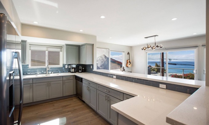 Leucadia Condo | Chic Ocean View Apt Balcony and Two King Suites