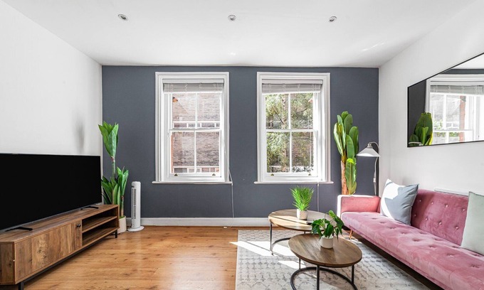 Tower Hill Apartment | Chic One Bed City Flat
