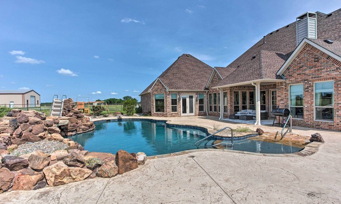 Pilot Point Villa | Chic Ranch Villa < 5 Mi to Lake Ray Roberts!