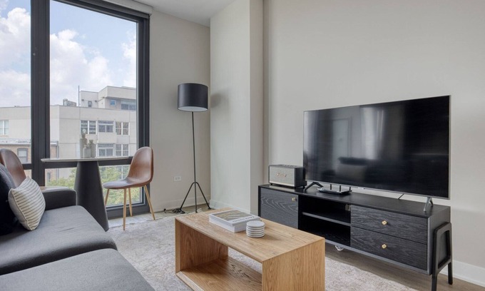 River West Apartment | Chic River West Jr 1BR w/Grills & Gym, nr Entertainment, by Blueground