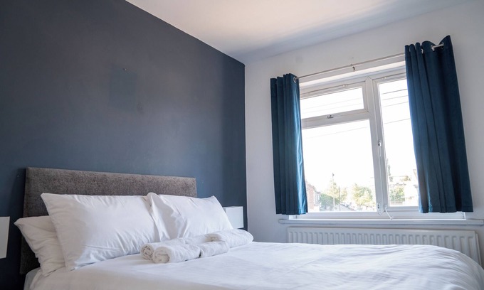 Wyken House | Chic & Spacious 4-Bedroom Apartment – Berry Mansions