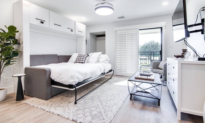 Wesley Chapel Condo | Chic Studio Condo w/Murphy Bed | Desk | Kitchenette & Golf Views – Perfect for Work & Relaxation!