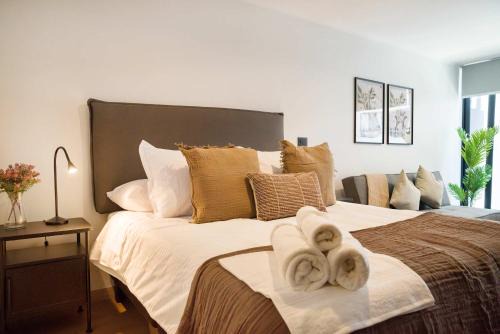 Apoquindo Apartment | Chic Studio Escape for 3 in Lively Las Condes