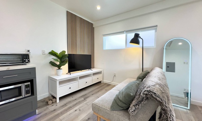 North Hollywood Apartment | Chic studio with AC and WiFi in fabulous Los Angeles