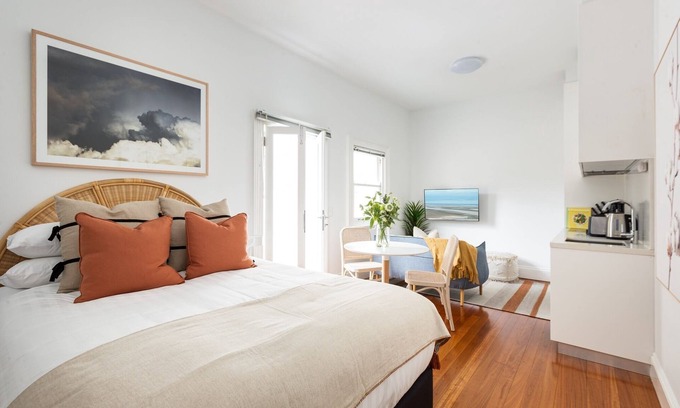 Lewisham Apartment | Chic Studio With Patio 20 min From CBD