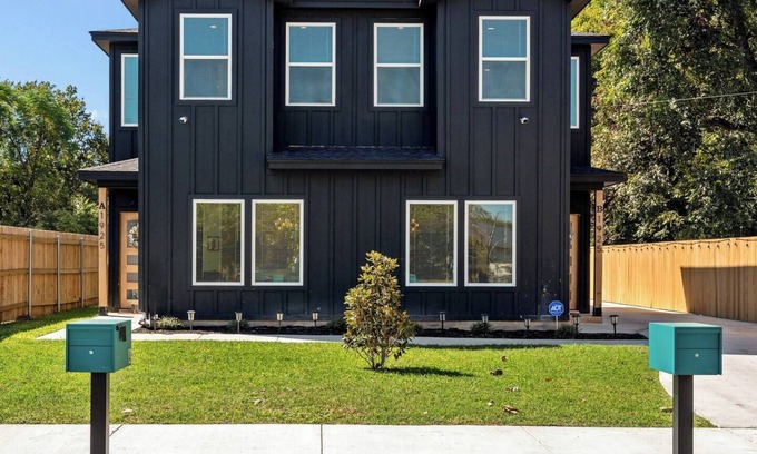 University House | Chic & Stylish Waco Stay Near Baylor & Silos