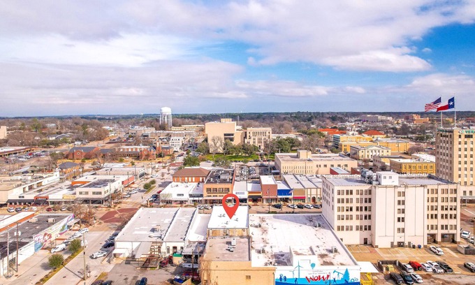 Longview Apartment | Chic Suite in Central Longview King Bed