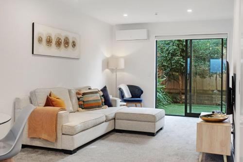 Te Atatu Peninsula House | Chic Te Atatū Gem - Modern 2BR Townhouse