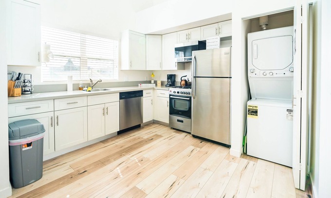 Wilshire Center Apartment | Chic Urban Retreat: 1Bedroom/2Bathroom Three Level Loft in Koreatown/Hollywood