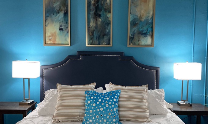 Wholesale District Apartment | Chic Urban Studio+King Bed+Convention Center