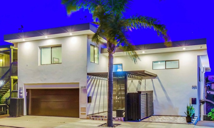 Middletown Apartment | Chic & Vibrant with Harbor View & Two Kings ~ Near It All