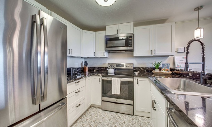Waikoloa Apartment | Chic Waikoloa Condo w/Lanai + Complex Pools!