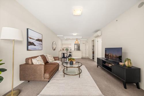 West End Apartment | Chic West End Stay with Gym & Pool Access
