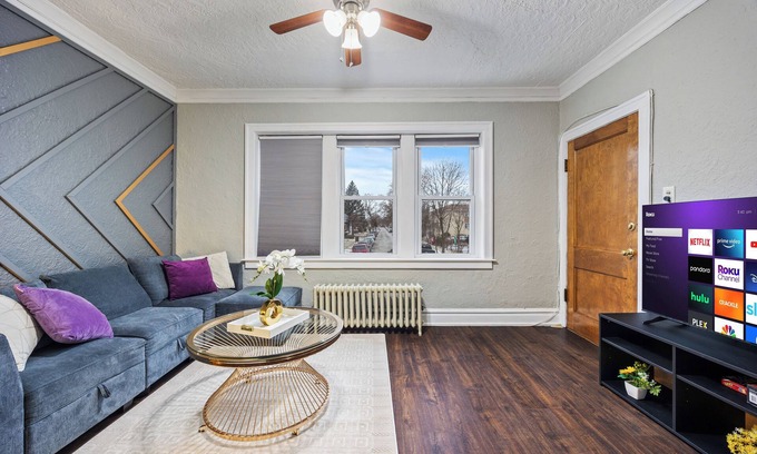 Berwyn Apartment | Chicago style apt/Near Hosp/ORD/MDW/DT