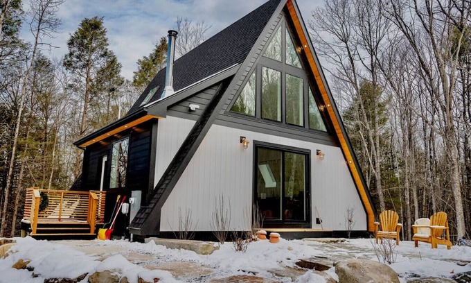 Freeport Apartment | Chickadee A-Frame on Private Road