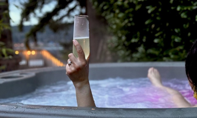 Erlands Point-Kitsap Lake Apartment | Chico Bay Inn: Luxury King Garden Suite with Beach Access, Kayaks, & Hot Tub