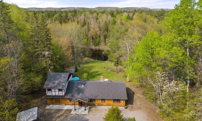 Hastings Highlands Cabin | Chico | Riverside | Massive Backyard | Fire Pit |
