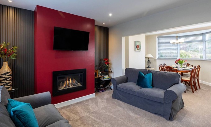 Edwinstowe House | Child-friendly 3-bed house in Sherwood Forest, Edwinstowe with WiFi & Parking