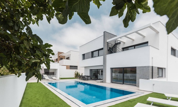 Atalaia Villa | Chill House - Villa with playing room and at 3km away from the beach
