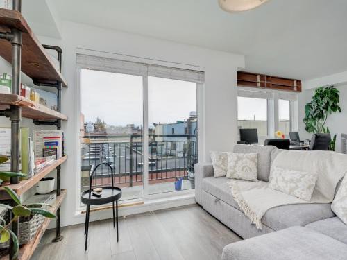 Downtown Victoria Apartment | Chinatown Gem - min 30 Day Stay-Sunny South-Facing Suite with Work Desk in Historic Chinatown by Victoria Prime!