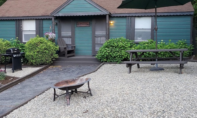 Chestertown Cabin | Chipmunk Cabin, Beautiful hand carved King Bed, Full Kitchen, plus AC! sleep 2