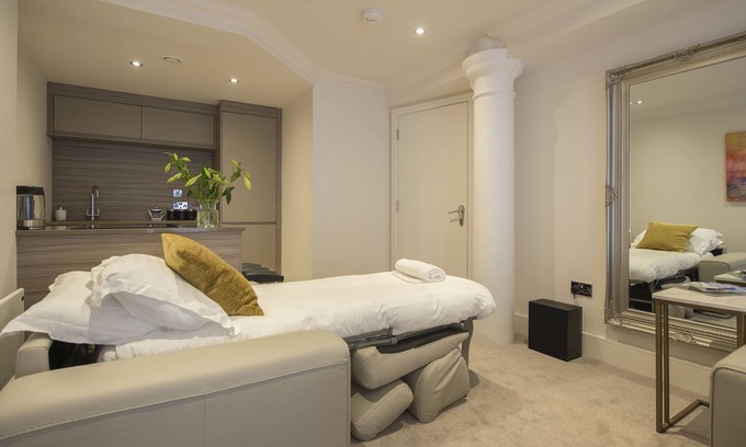 York Apartment | Chocolets - The Lion Suite