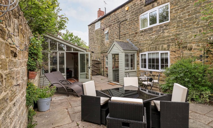Alfreton Cottage | CHRISTMAS COTTAGE, family friendly, with open fire in Shirland