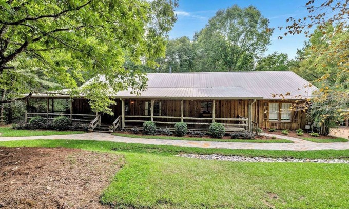 Pell City Cabin | Church Farm cabin is a cozy cabin for an unforgettable stay in central Alabama