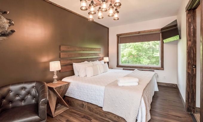 Prescott Apartment | Cigar Lounge Vibes, Bourbon & Razorbacks