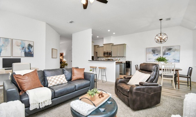 Katy House | Cinco Ranch Home - Relocations & Insurance. Trails & Toys. Sleeps 6+