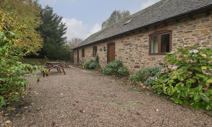 Hay-on-Wye Cottage | CINDER COTTAGE, romantic, character holiday cottage in Bromyard