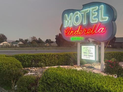 Hollister Hotel | Cinderella Motel