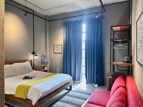 Nguyen Hue Walking Street House | CIRCADIAN Industrial Studios on Nguyen Hue