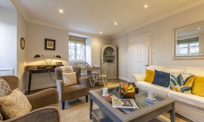 Upper Town Apartment | Circus Heights - top floor Georgian elegance