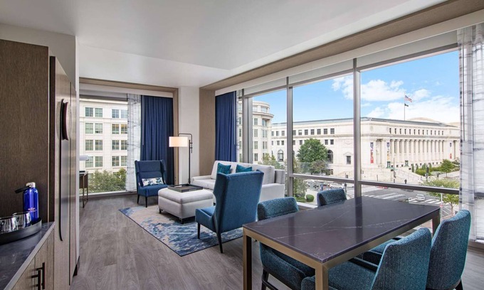 North Capitol Street Hotel | City Adventure! Comfortable and Spacious Suite with View, Pets are Allowed!