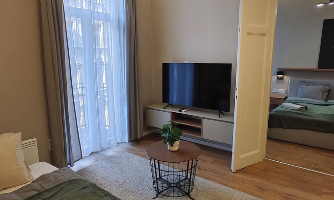 Nepszinhaz negyed Apartment | CITY CENTER 2! A Cozy and Modern 2BR in the city center near New York Cafe!