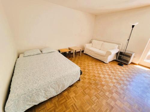 Oberstrass Apartment | City Center Flats with Balcony Garden View Rigi Self Checkin