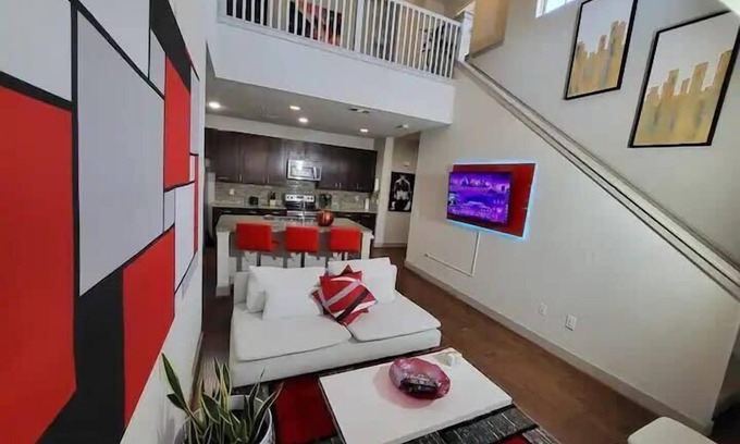 Memorial House | City Center Modern 3-Level Home with Pool