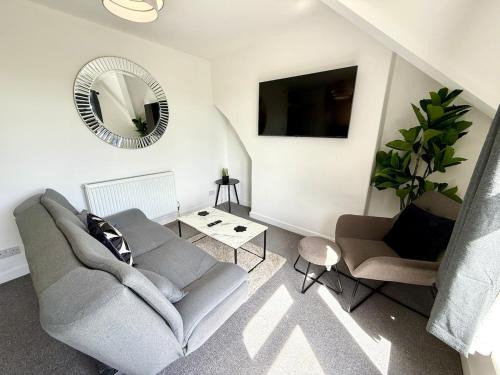 Grangetown Apartment | City Centre Embankment View Apartment Sleeps 3