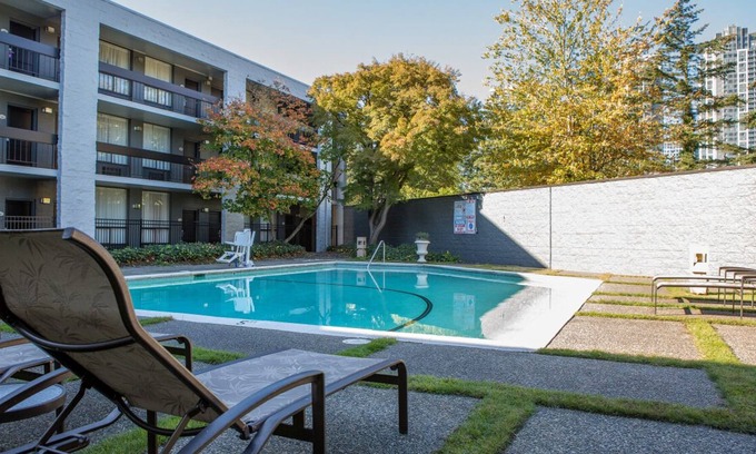Wilburton House | City Escape! 2 Convenient Units, Outdoor Pool, Minutes to Bellevue Square