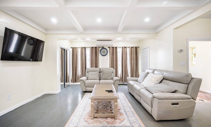 Jamaica Hills Apartment | City Escape –Steps to Subway, 10 Min to JFK/LGA, Manhattan in Minutes + Parking!