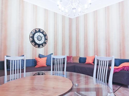 Centrs Apartment | City heart, from 9,9 host, split level, free parking and bag storage